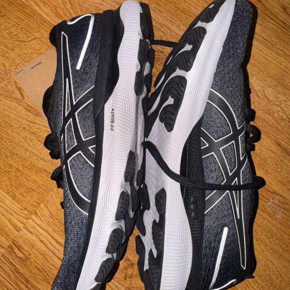 New Men's Asics Black and White Athletic Shoes - Picture 3 of 6